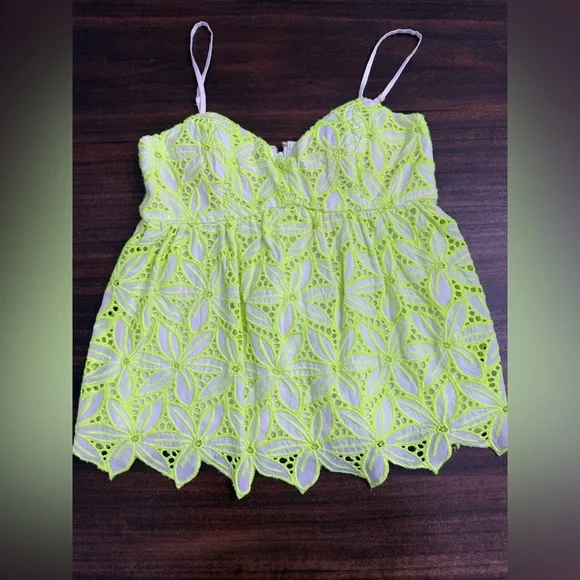 Lilly Pulitzer NWT Mellie Top Pepino Green Mambo Eyelet - Picture 2 of 5